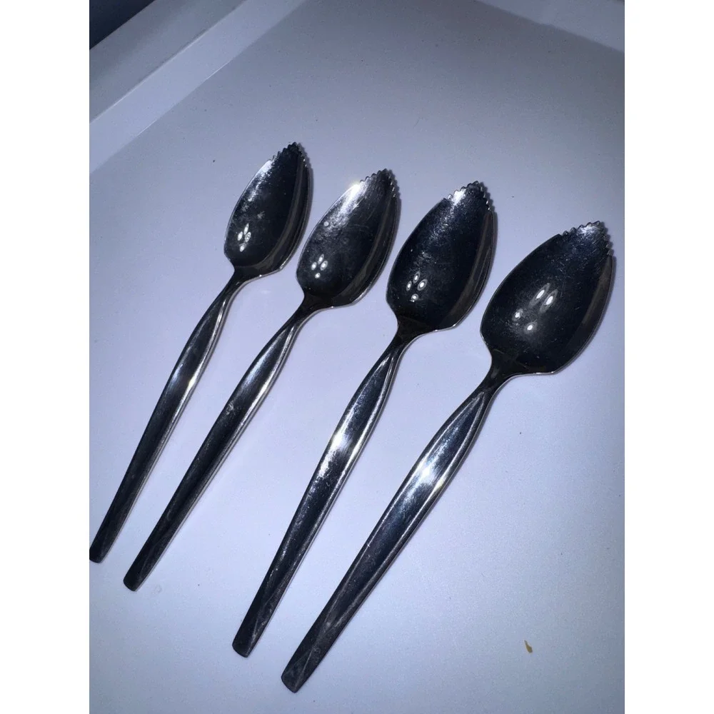 Vintage Wm Rogers Mfg Co Stainless USA Grapefruit Spoons Serrated Set of 4 6in